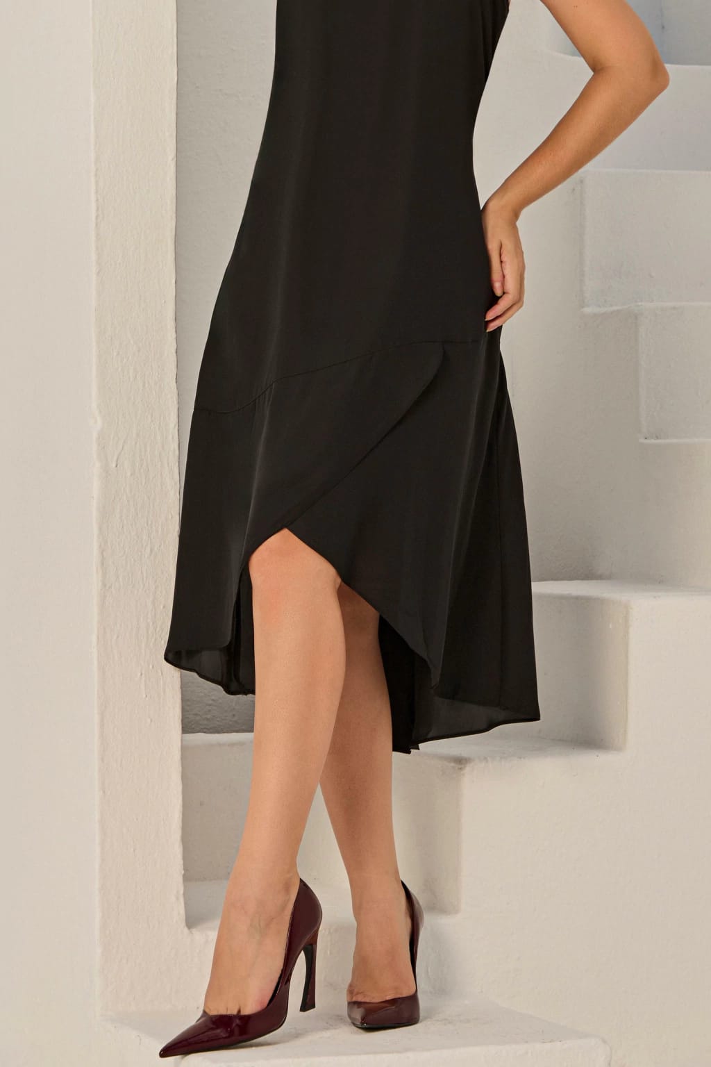 Vestido Midi em Crepe London com Alça Regulável e Barra Assimétrica